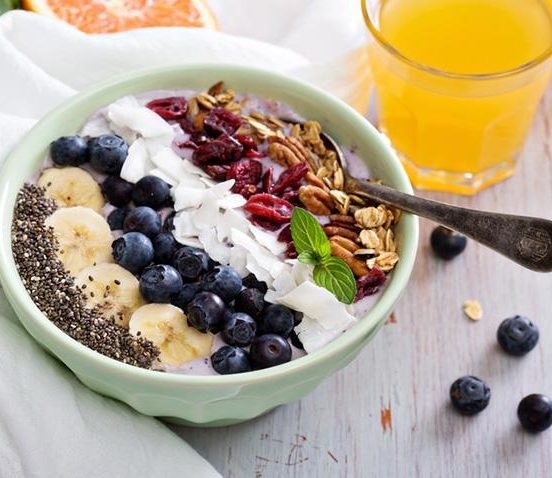 REZEPT TIPP // BREAKFAST BOWL MIT FRISCHEN FRÜCHTEN