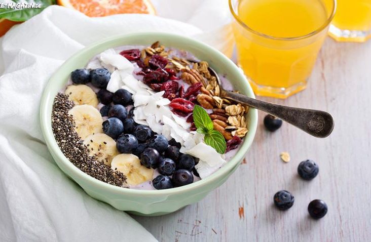 REZEPT TIPP // BREAKFAST BOWL MIT FRISCHEN FRÜCHTEN