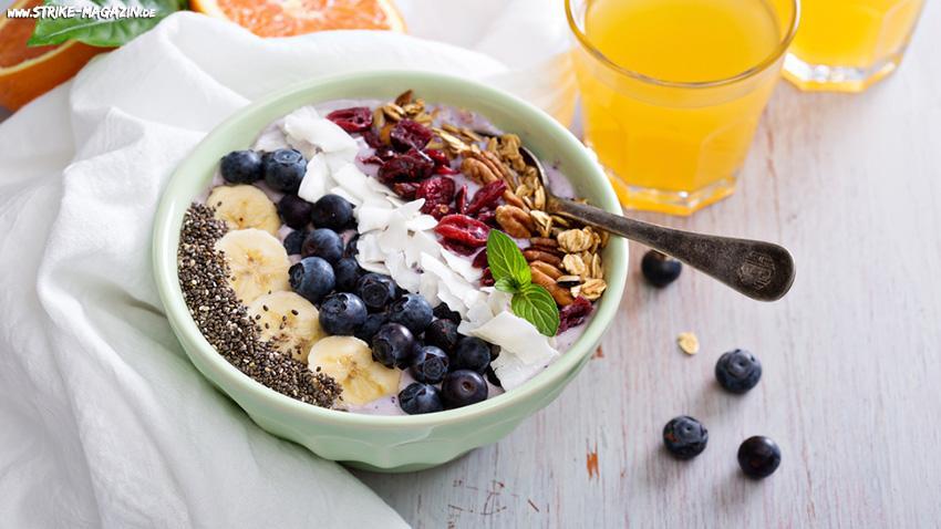 REZEPT TIPP // BREAKFAST BOWL MIT FRISCHEN FRÜCHTEN