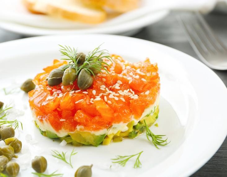 Rezept Lachs Tartar mit Avocado und Kapern