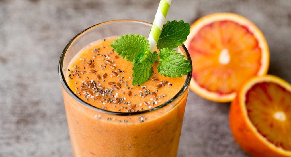 Smoothie Rezept mit Mango, Orangen, Maca und Ingwer