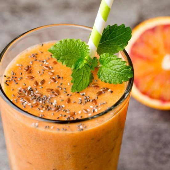 Smoothie Rezept mit Mango, Orangen, Maca und Ingwer