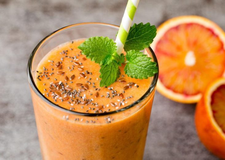 Smoothie Rezept mit Mango, Orangen, Maca und Ingwer