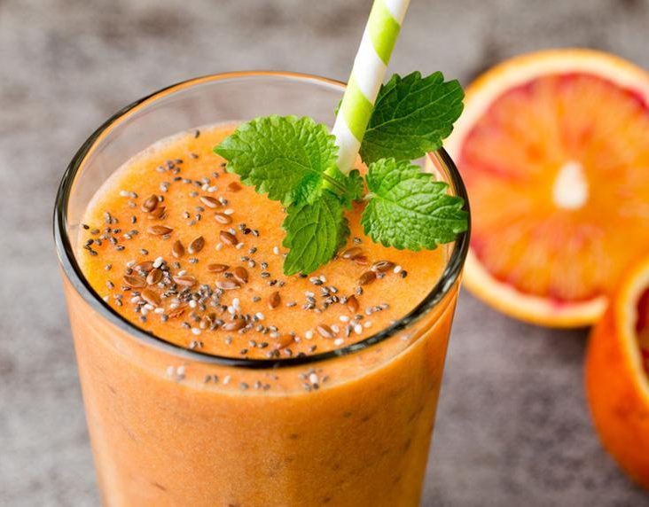 Smoothie Rezept mit Mango, Orangen, Maca und Ingwer