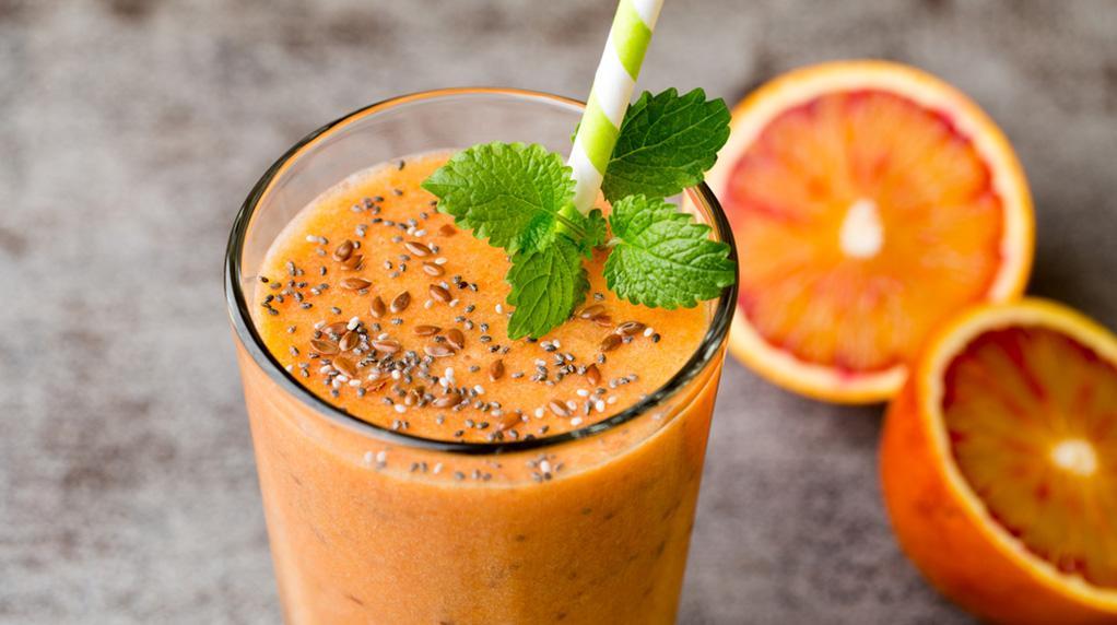 Smoothie Rezept mit Mango, Orangen, Maca und Ingwer