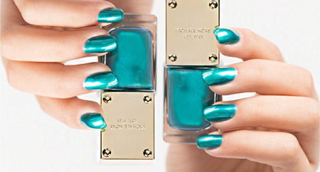 Nagellack in Aqua Metallic auf STRIKE magazin