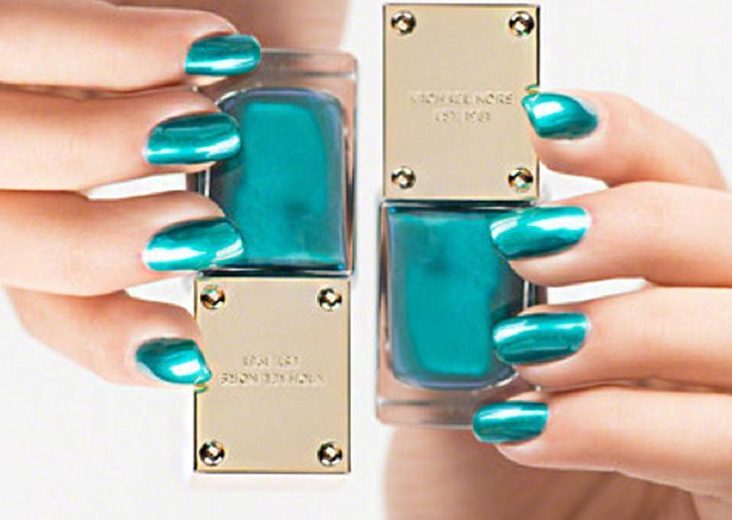 Nagellack in Aqua Metallic auf STRIKE magazin
