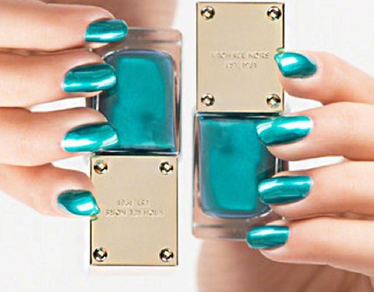 Nagellack in Aqua Metallic auf STRIKE magazin