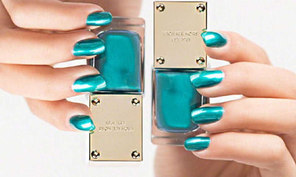 Nagellack in Aqua Metallic auf STRIKE magazin