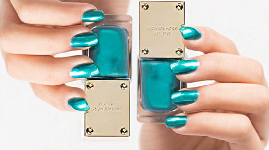 Nagellack in Aqua Metallic auf STRIKE magazin