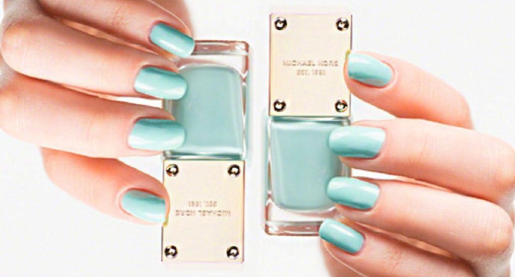 Nagellack Trendfarbe mint auf STRIKE magazin