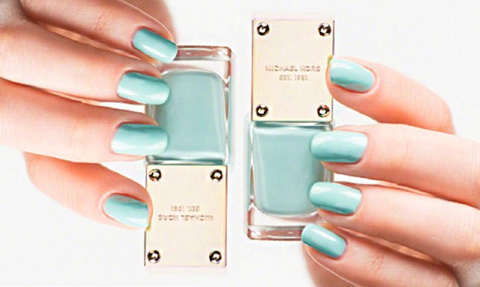 Nagellack Trendfarbe mint auf STRIKE magazin