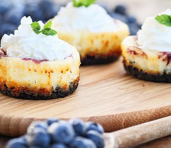 Mini-Cake Rezept mit Blaubeeren auf STRIKE magazin