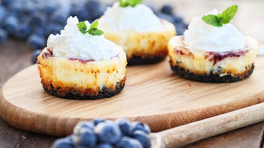 Mini-Cake Rezept mit Blaubeeren auf STRIKE magazin